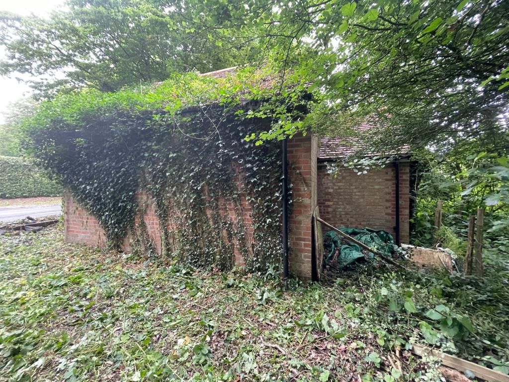 Lot: 147 - DETACHED BUILDING WITH POTENTIAL - side view of property